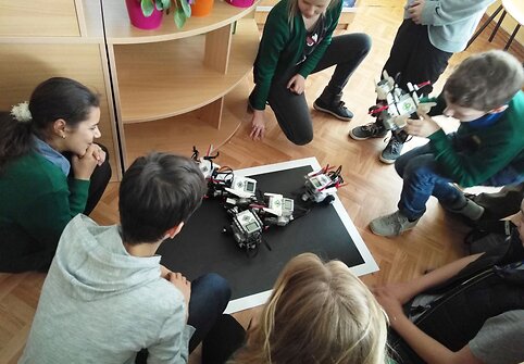 Vyksta Mažeikių mokinių padarytų robotų varžybos.