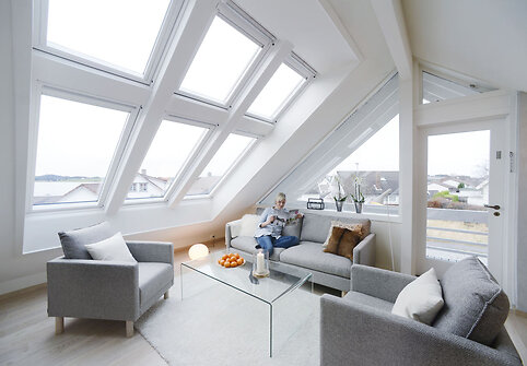 Norvegijos Stavanger mieste įrengta palėpė su balkonu ir vaizdu į fjordą 