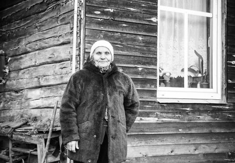 Aldona Ilickienė iš Mančiagirės kaimo pina šiaudinius sodus