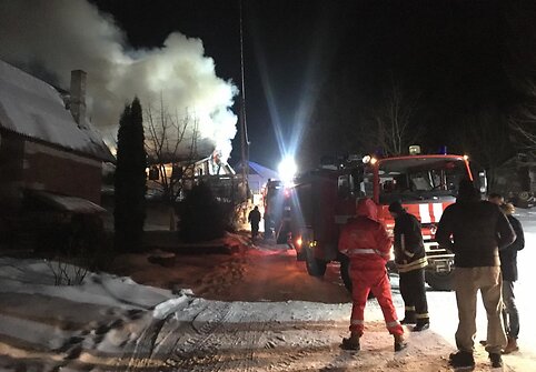 Gaisras Jonavoje: sodų bendrijoje užsidegė namas