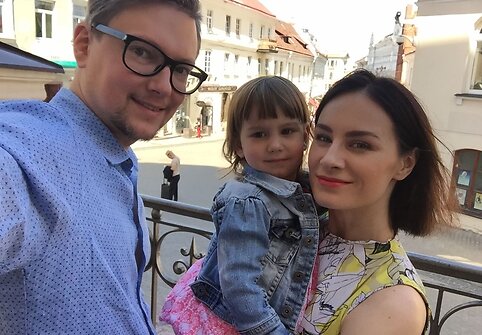 Simona Čėsnaitė-Matkevičienė ir Martynas Matkevičius su dukra Matėja
