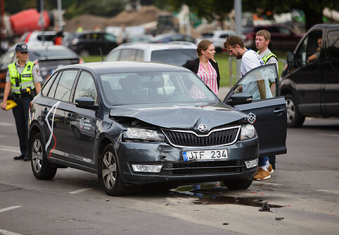 Žirmūnuose susidūrė keturi automobiliai