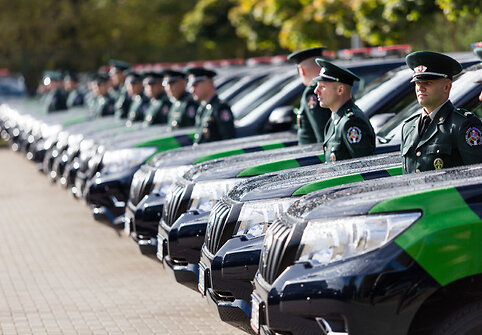 Pasieniečiams perduoti „Toyota Land Cruiser“ visureigiai