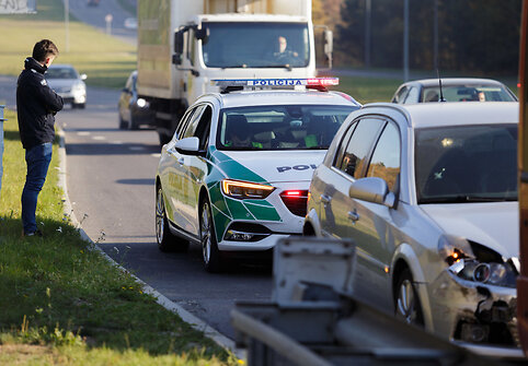 Pilaitės pr. susidūrė autobusas ir Opel