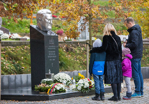Algirdo Brazausko ir Adolfo Ramanausko-Vanago kapavietės