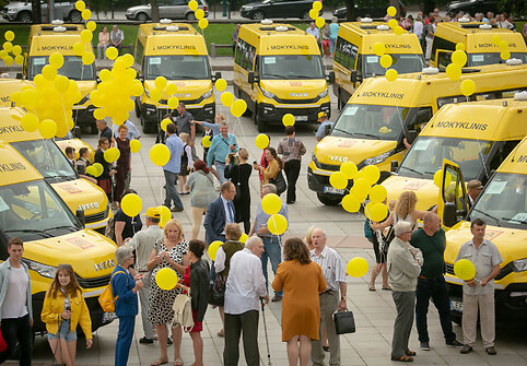 Katedros aikštėje dalyvavo mokyklinių autobusiukų perdavimo savivaldybėms ceremonijoje