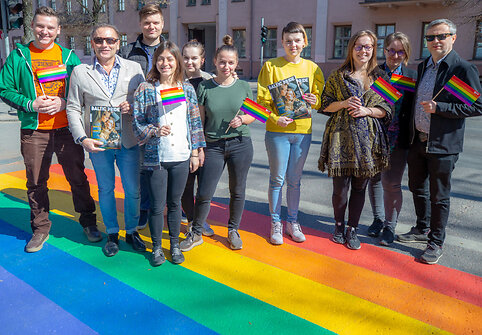 Naujai nudažyta vaivoryk&scaron;tės spalvų perėja Vilniuje ir &bdquo;Baltic Pride&ldquo; komanda