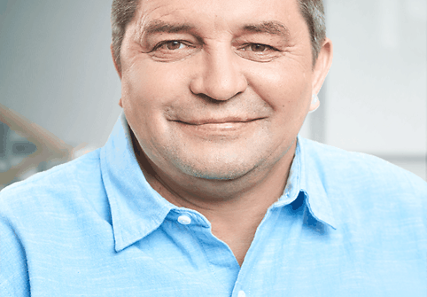 Eugeniju&scaron; Versockij. Ketverius metus gyvena socialiniame būste, visapusi&scaron;kai pritaikytame prie jo negalios &ndash; netekęs abiejų kojų, Eugeniju&scaron; juda vežimėliu.