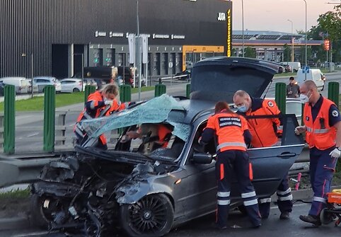 Vilniuje automobilis rėžėsi į atitvarus