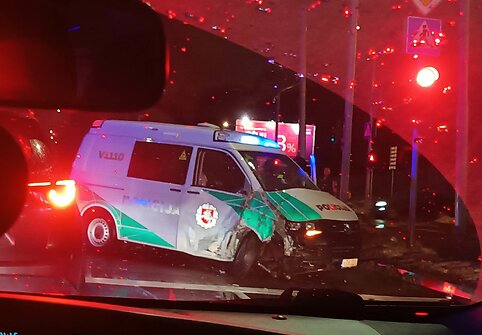 Eismo įvykis Vilniuje – sankryžoje vairuotojas nepraleido policijos pareigūnų
