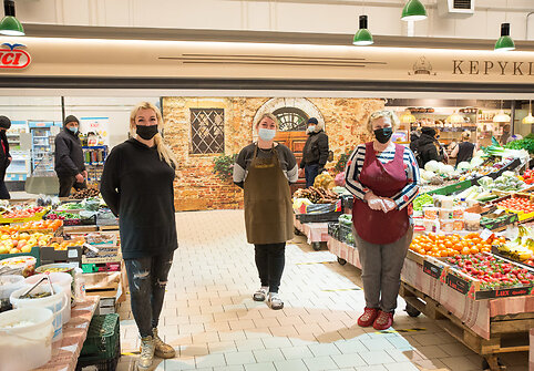 Daržovių ir vaisių pardavėjai pasirūpina, kad ištisus metus nepritrūktume vitaminų: čia visada yra šviežių vaisių, uogų, o taip pat ir šviežių bei raugintų daržovių