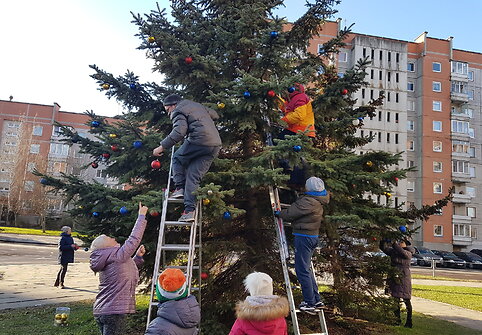 Berželis community adorns a Christmas tree