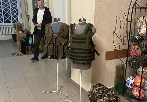 Volodymyro mieste Ukrainoje neriami maskuojantys tinklai, siuvamos liemenės