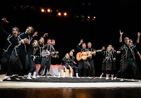 Keistuolių teatro spektaklis &bdquo;HOP!&ldquo; atkeliauja tiesiai į namus