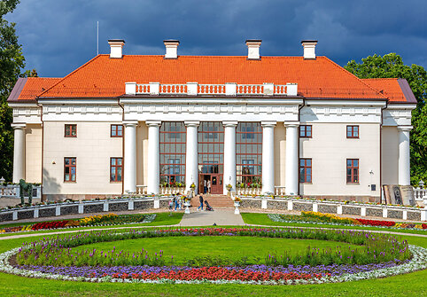 Gėlių festivalį Pakruojo dvare puošia dešimtmetrės palmės