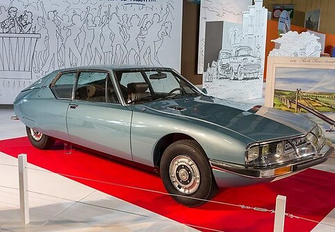 Priekiniai &bdquo;Citro&euml;n SM&ldquo; žibintai sukiojosi kartu su vairu, taip suteikdami geresnį matomumą posūkiuose