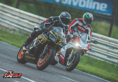 Motociklininkų varžybų akimirka