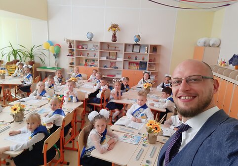 Artūras Žarnovskis padėjo rekonstruoti susprogdintą mokyklą Avdijivkos miestelyje, Donecko regione