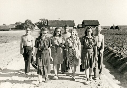 Ekspedicijos dalyviai Poškonių apylinkėse 1951. Fot. Vacys Milius