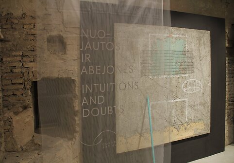 Parodos &bdquo;Nuojautos ir abejonės&ldquo; fragmentas. Dainiaus Trumpio kūrinys i&scaron; serijos &bdquo;Nuojautos&ldquo; / Contour Art Gallery nuotr.