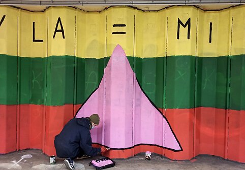 Vilniaus požeminės perėjos siena pasipildė LGBT istorijai svarbiu simboliu ir užrašu