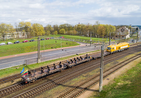 ES himną orkestras sugrojo ant važiuojančio traukinio platformų