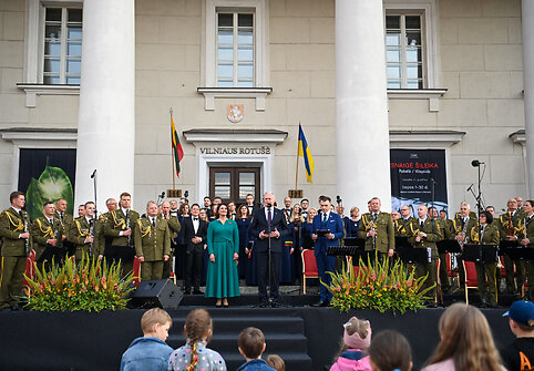 Prezidentas kartu su viso pasaulio lietuviais gieda &bdquo;Tauti&scaron;ką giesmę&ldquo;