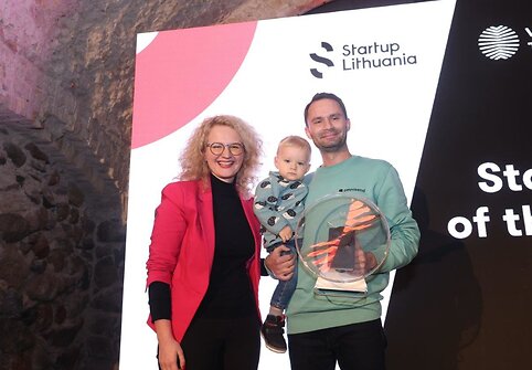 &bdquo;Metų startuolio&ldquo; titulą pelnė &bdquo;Omnisend&ldquo;. Apdovanojimą įteikė A.Armonaitė, Ekonomikos ir inovacijų ministrė