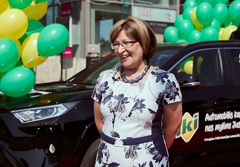 Antrajai &bdquo;Iki&ldquo; žaidimo laimėtojai įteikti įspūdingo visureigio &bdquo;Toyota RAV4 Hybrid&ldquo; rakteliai 