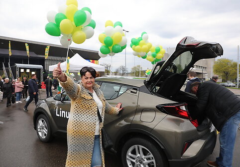 Neregėtos automobilių dalybos: &bdquo;Iki&ldquo; gimtadienio loterijos laimėtojams įteikti 8 visureigių rakteliai