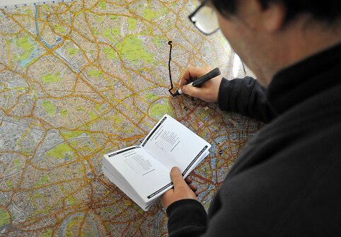 Studentas brėžia maršrutą Londono žemėlapyje