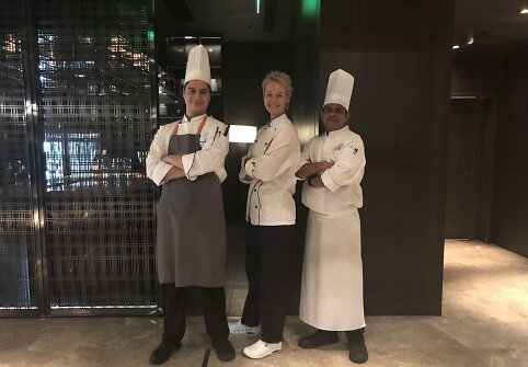 Nida Degutienė su dviem labiausiai patyrusiais  restorano &scaron;efais: serbu Petar Ogrizovic ir indu Mithun Sikdar 