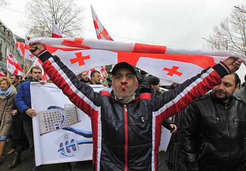 Gruzijoje tūkstančiai mitinguotojų reiškė paramą populiariai televizijai