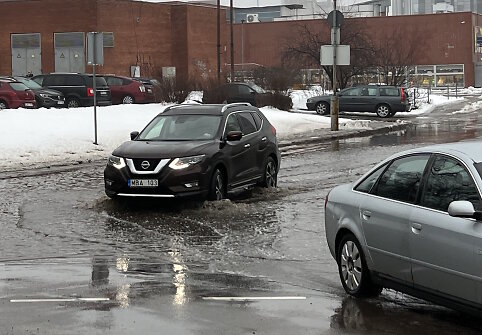 Tirpstantis sniegas Vilniuje užtvenkė ežerus