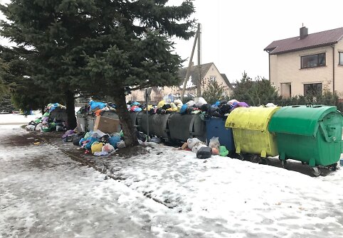 Perpildyti atliekų konteineriai Ariogaloje