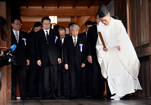 Japonijos įstatymų leidėjai prie&scaron;taringai vertinamoje karo &scaron;ventykloje