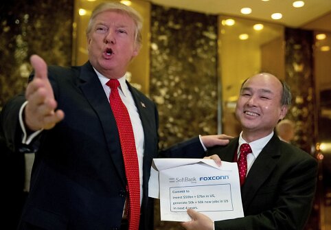 Donaldas Trumpas susitinka su Masayoshiu Sonu