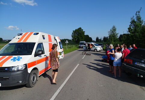 Dviratininkės ir automobilio susidūrimas Veiviržėnuose