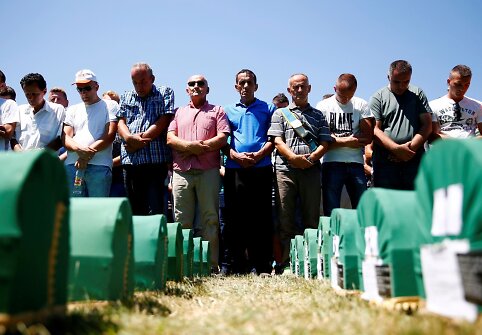 Tūkstančiai žmonių mini Srebrenicos žudynių aukas