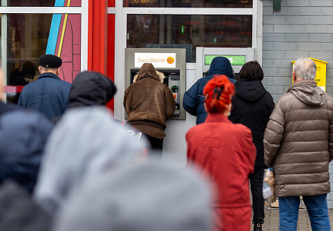 Eilės prie bankomatų