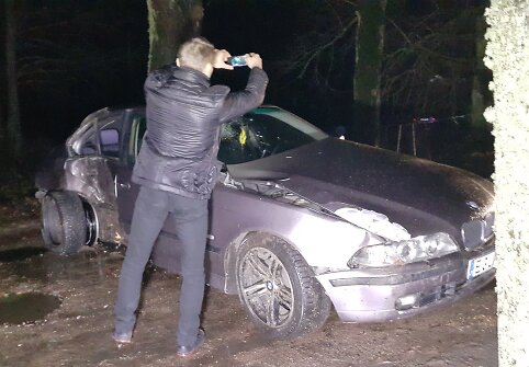 &Scaron;alia Pagėgių į medį trenkėsi BMW