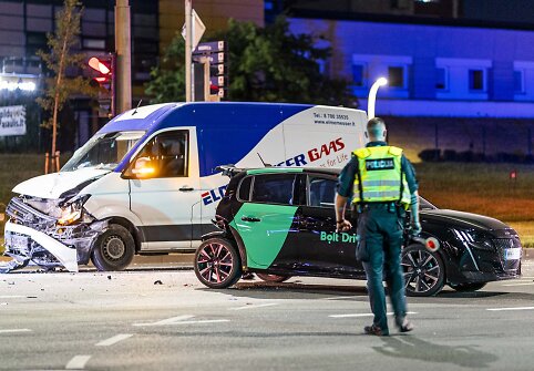 Girtas autobusiuko vairuotojas Ateities gatvėje smarkiai trenkėsi į stovintį &bdquo;Peugeot&ldquo; automobilį