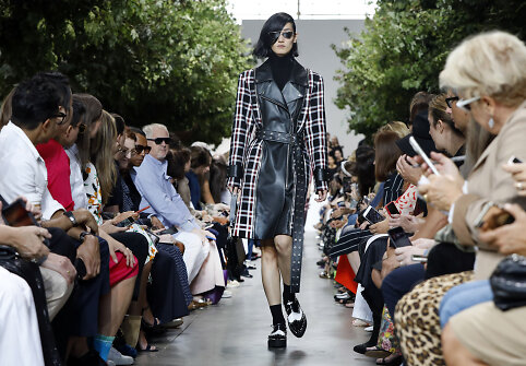 &bdquo;Michael Kors&ldquo; 2020 m. pavasario ir vasaros kolekcijos modelis