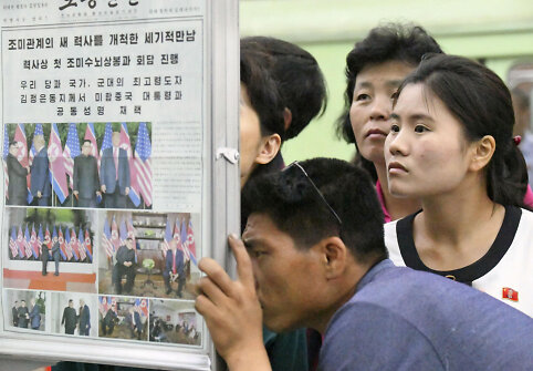&Scaron;iaurės Korėjiečiai sutinka žinią apie Donaldo Trumpo ir Kim Jong Uno susitikimą