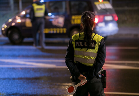 Naktinio kelių policijos reido Vilniuje akimirka