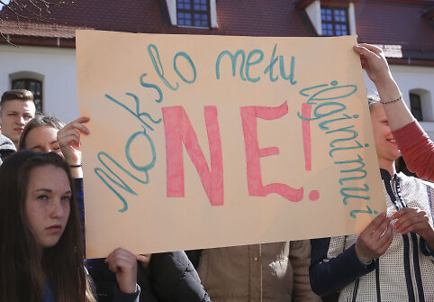 Vilniuje &ndash; protesto akcija dėl ketinimų ilginti mokslo metus