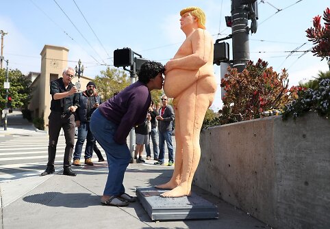 Nuogo Donaldo Trumpo skulptūra Niujorke