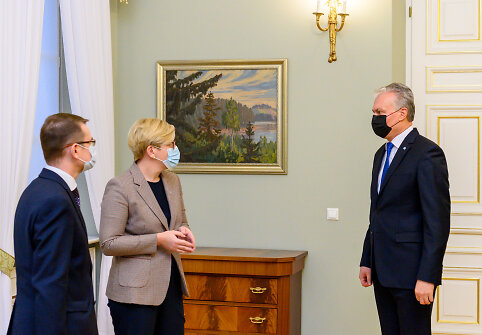Prezidentas susitiko su Ministre Pirmininke Ingrida &Scaron;imonyte ir sveikatos apsaugos ministru Arūnu Dulkiu