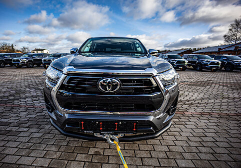 Lietuvos kariuomenei perduoti nauji i&scaron;minavimo visureigiai &bdquo;Toyota Hilux&ldquo;
