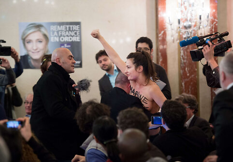 Prancūzijoje iki pusės nuoga &bdquo;Femen&ldquo; aktyvistė sutrikdė Le Pen kalbą